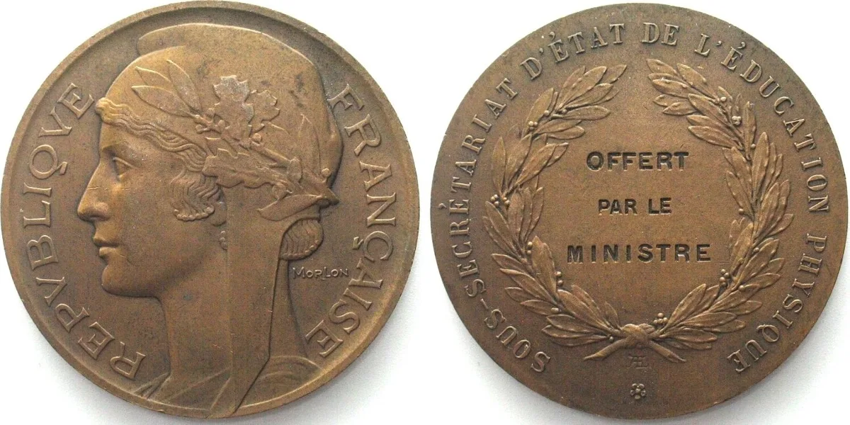 1930 SOUS-SECRÉTARIAT DE L'EDUCATION PHYSIQUE - OFFERT PAR LE MINISTRE c.1930 UNC-