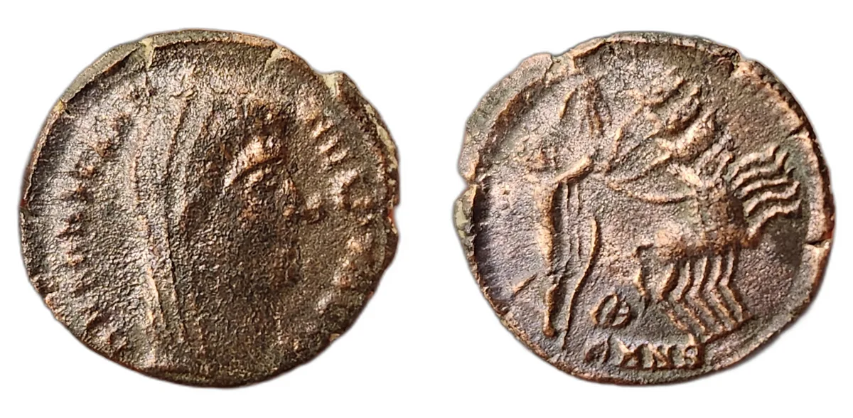 AE4 — Constantine I (posthumous) — Nicomedia — Quadriga