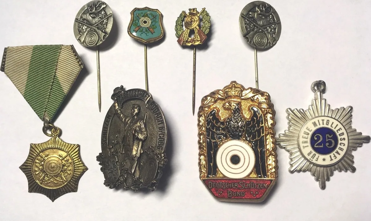 1900 SHOOTING CLUB RODACH bei COBURG Set of 8 pin badges about 1900 UNC