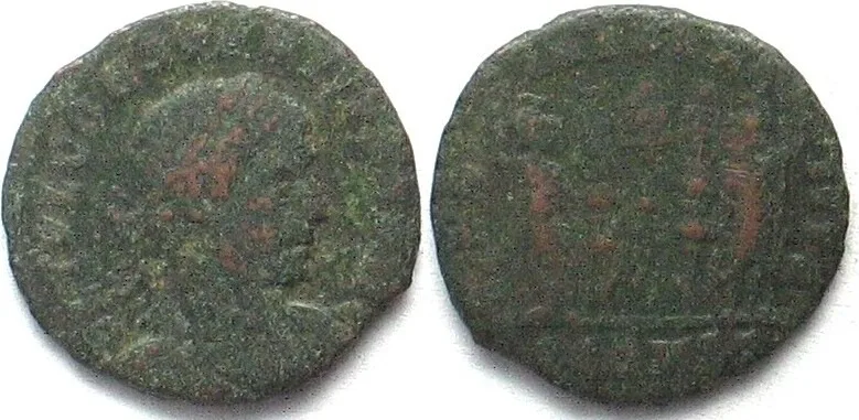 337-361 CONSTANTIUS II (337-361 AD) AE Follis 17mm, Constantinople mint GLORIA EXERCITVS VF-