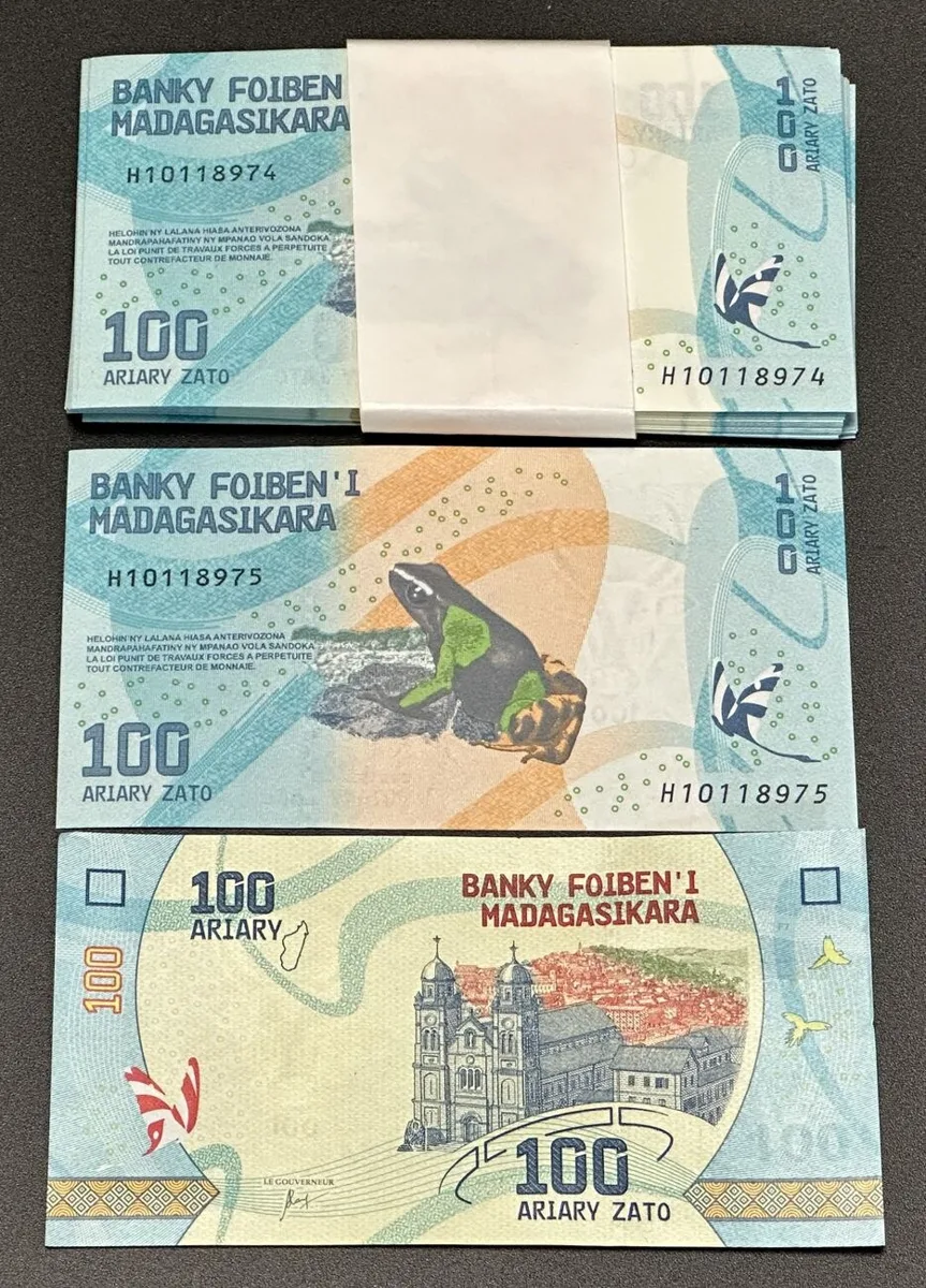 2017 MADAGASCAR 71 x 100 Ariary 2017 UNC CONSECUTIVE SERIAL NUMBERS UNC